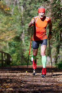 森林里跑步徒步的人图片