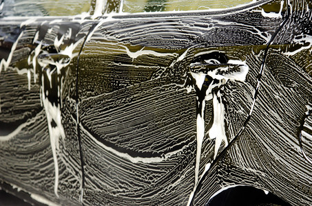 含泡沫的洗车黑色肥皂在职的清除图片