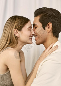 热情脸双面笑的一对伴侣被拥抱浪漫图片