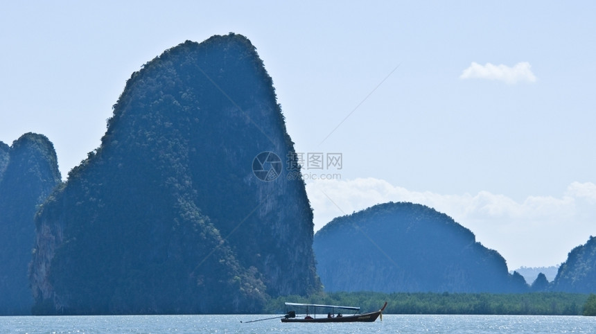 长尾巴旅游岩石美丽的PhangNgaBay海洋公园的一部分图片