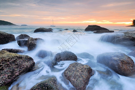 太阳旅行夏天海浪冲击直线撞海滩上的岩石图片