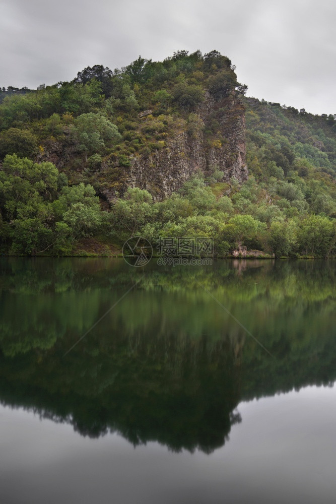 自然西班牙拉里奥哈LaRioja一片阴云的宁静湖中沉寂反射和废墟风景森林多云的图片