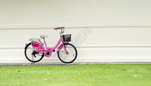 粉红色的自行车图片