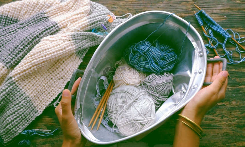 工作爱好在最顶端越南妇女手与毛球一起制作冬季服装女织毛羊衣休闲活动在家编织做手工艺服饰以及材料图片