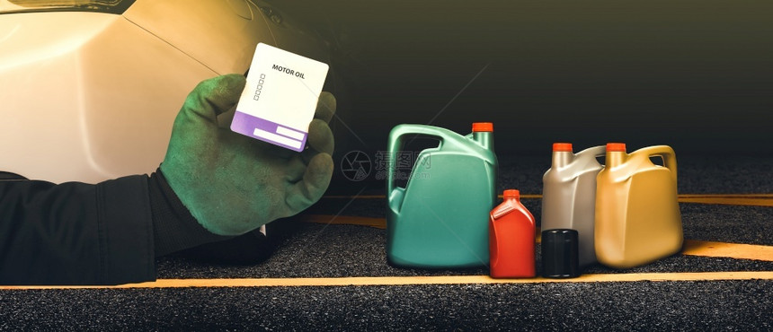 技术维修服务卡和机动油加仑取自一个含黑色背景横向复制空间的润滑服务设施保养卡和机油加仑柴行业图片