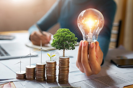 手靠背后植物金融拥有灯泡涡轮机和树木的商人靠硬币种植节省能源和财务会计概念力量设计图片