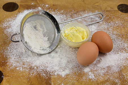 新鲜在厨房家相关鸡蛋黄油和面粉中用于烘烤的鸡蛋黄油和面粉为了事物图片
