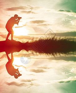 摄影师Silhouette用水反射照片拍摄观光剪影太阳相机图片