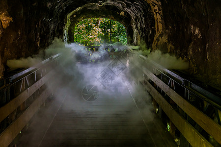 地质充满烟雾的圣殿洞穴迷雾的漫步道恐怖的景色建造石窟图片