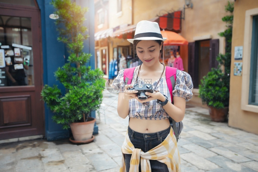 路户外亚洲女背包一起走在快乐地拍着照片和自在节日概念旅行上放松时间日落图片
