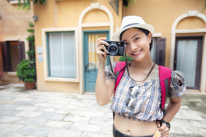 活动女孩亚洲背包一起走在快乐地拍着照片和自在节日概念旅行上放松时间图片