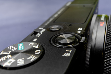 艺术黑色紧凑相机的顶端视图斜向后方地深低自由度数字化图片