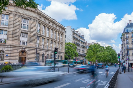 法语国巴黎街市中心交通繁忙的法国巴黎街暑假日交通在夏季路口十字图片
