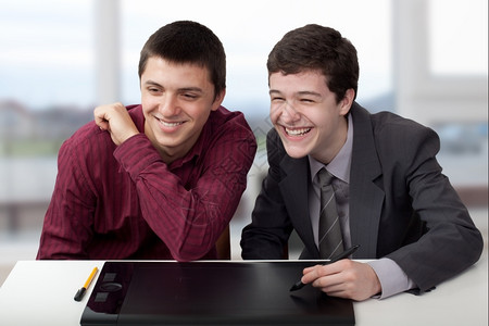 商人发现两个年轻在寻找某个项目玩得开心的年轻人成图片