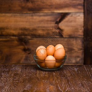 透明碗里的鸡蛋图片