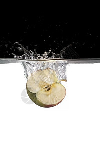 有机的白色食物苹果切片在水中扔入黑色和白背景的水中图片