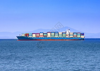 场景绿色蓝海的大型集装箱船舶图片