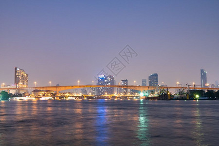 曼谷市Twilight城市景楼和曼谷摩天大楼的桥晚上运输市中心图片