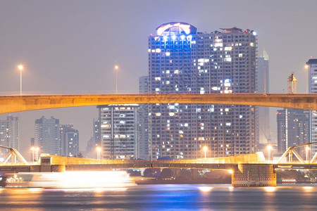 市中心想象车道曼谷市Twilight城市景楼和曼谷摩天大楼的桥图片