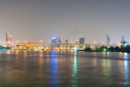 夜晚高速公路普密蓬曼谷市Twilight城市景楼和曼谷摩天大楼的桥图片