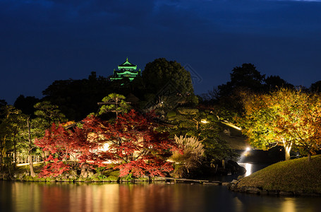 高原秋色日式花园在本冈山的式园子观光点亮令人惊叹的背景图片