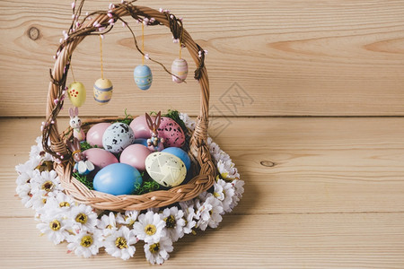 花圈环绕篮子和鸡蛋春天假期乐趣图片
