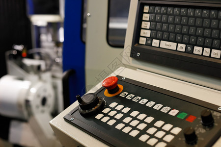 作坊CNC金属加工机控制面板键盘上的数控中央图片