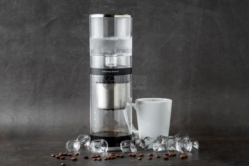 现代冷啤酒滴水塔深岩底的咖啡制造商寒冷的浓咖啡饮料图片