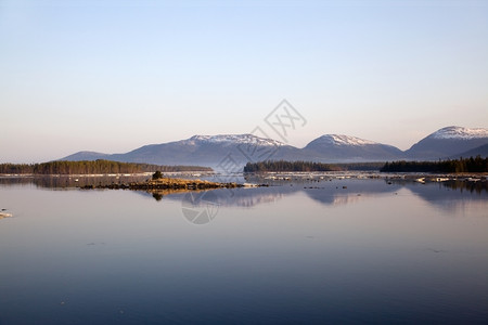 景观美丽的Kandalaksha群岛和山的海景图春天图片