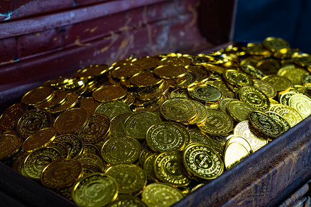 缓存黑背景的藏宝箱里堆满金币盒子的背景