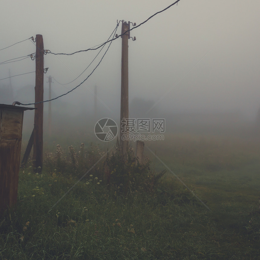神秘雾中的旧电源站蓝色帖子木制图片