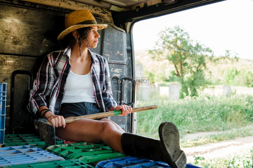 农作物帽子青年村妇女在作物田的面包车里休息一种图片