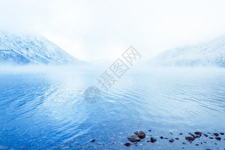 景观山湖上有岩石在岸边冬雾水面的季雾徒步前往山区野生物季节早晨图片
