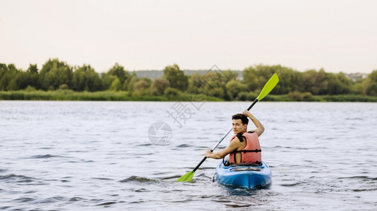 费尔法克斯水平的人们男子划皮艇湖回首背部背景