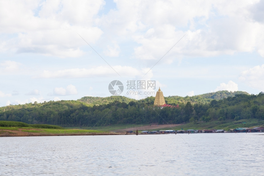 山中Sangklaburi的Pagoda寺庙和靠近水坝集区的地方标历史文化图片