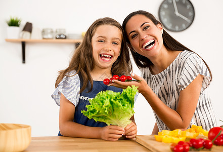 帮助家庭幸福母亲和女儿在厨房玩得开心的一图片