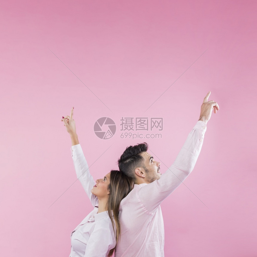 绿色幸福快乐的年轻夫妇指着手图片