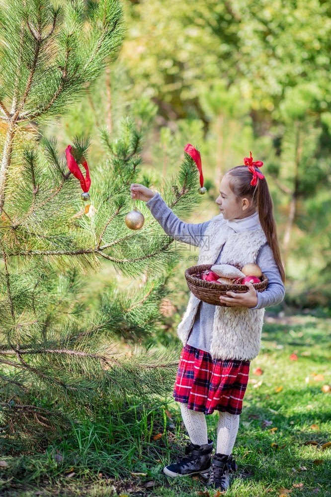 小女孩装饰圣诞树图片