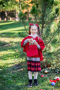 小女孩装饰圣诞树图片