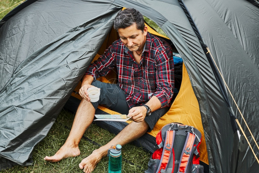 流浪癖在暑假期间露营帐篷里放松活跃地在与自然相近的户外度假营地生活概念c积极度过晚间假期旅行周末图片