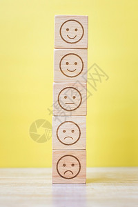 员工脸好的黄色背景上情感面块服务评级排名客户评论满意度价和反馈概念图片