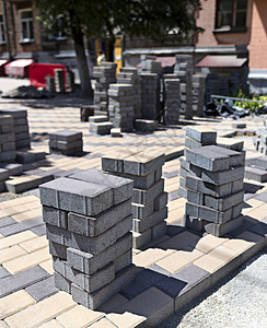 石方在城市街道路面的施工现场铺设路板街道施工现场的铺路石堆抽象砖图片