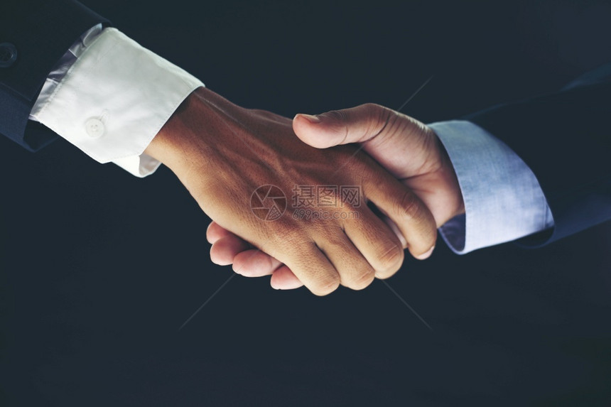 商业伙伴关系会议概念和企业握手以便黑人背景投资交易成功进行商业伙伴关系会议概念和企业握手问候团队合同图片