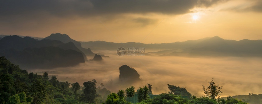 Misty山奇妙景观班纳在Phayao省Phu斯里兰卡山丘上泰国北面的Phayao省顶峰游客蒙图片