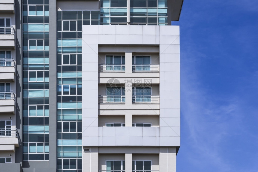 几何的未来派蓝色天空背景现代高楼外观玻璃窗和阳台的几何矩形图案以近代高楼城市图片