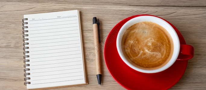 记事本桌子木板上空白笔记本和咖啡杯动机决议清单战略和计划概念信息图片