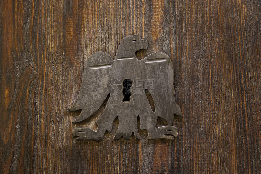 棕色的过时华丽旧中世纪木制门有锁装饰和保护细节古董图片