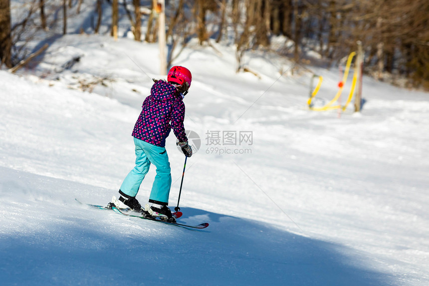 冬季滑雪登山者图片