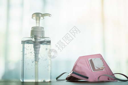 恐惧消毒剂防止在装有外科面罩的塑料瓶中用抗菌活透明手式洗涤剂凝胶图片
