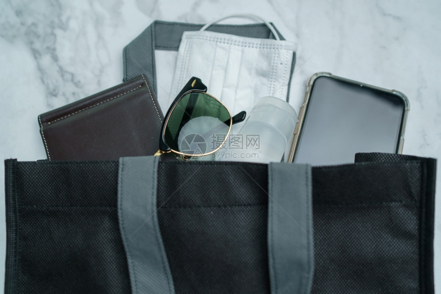 手提包购物袋必须有智能电话防护面罩眼镜和清洁剂凝胶冠状或Covid19保护健康物品图片